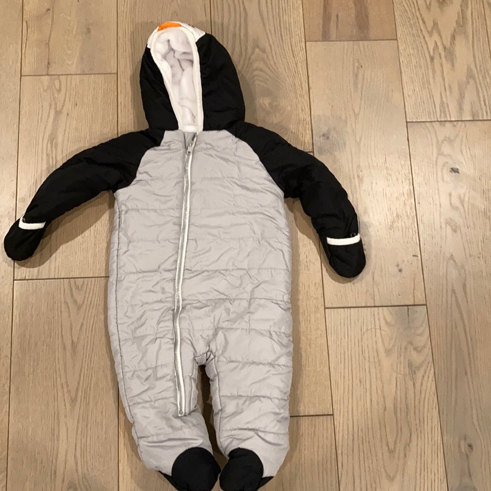 Adorable penguin snowsuit  size 6-9m. Like new condition. Barley worn